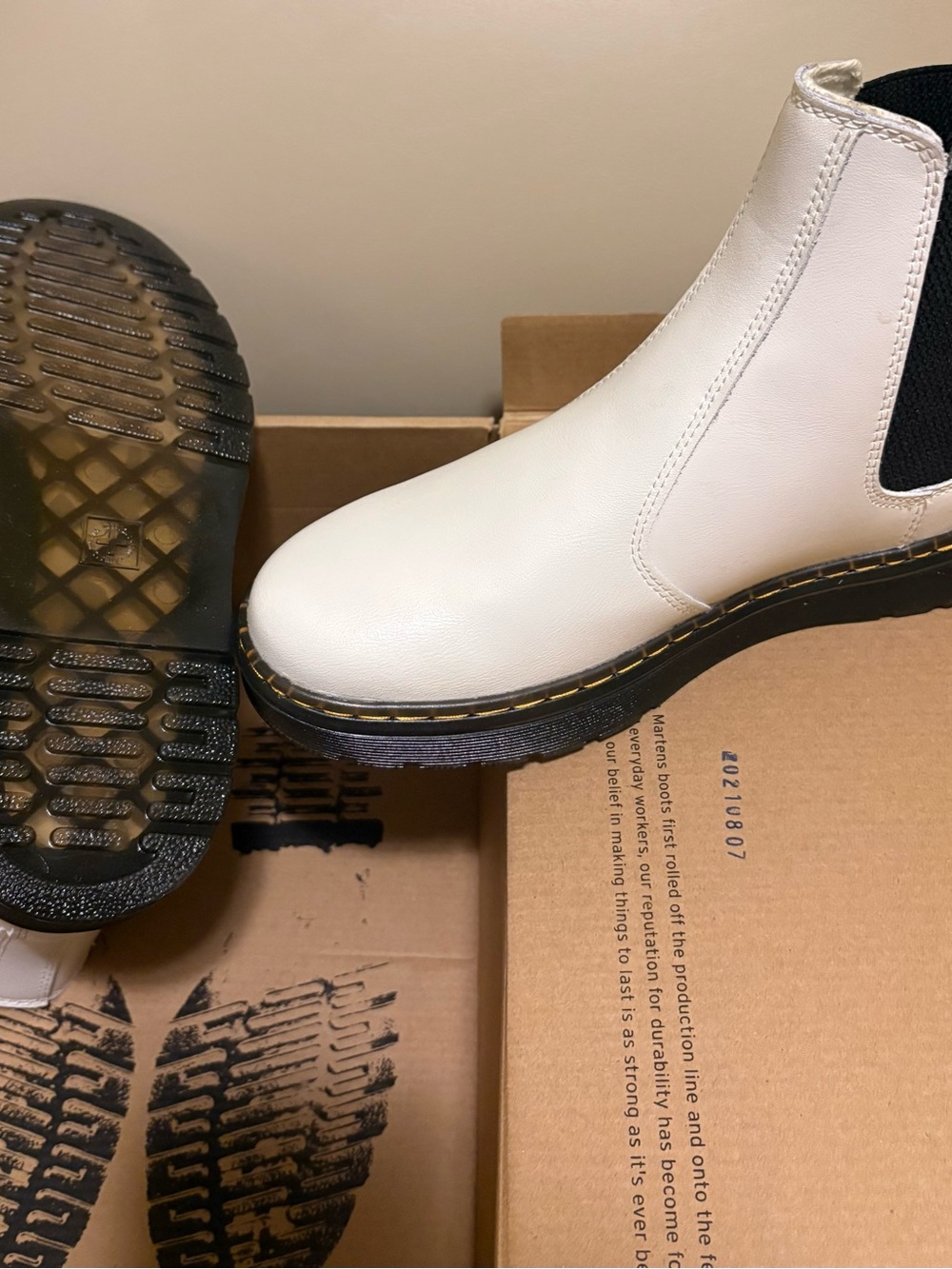 Dr. Martens White Chelsea Lug-Soled Ankle Boots